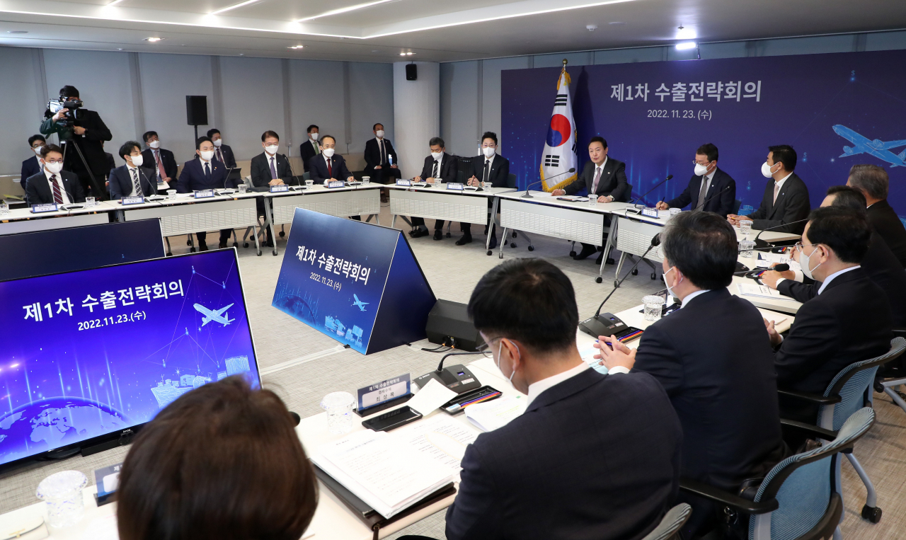 윤석열 대통령이 23일 서울 서초구 양재동 대한무역투자진흥공사(KOTRA)에서 열린 제1차 수출전략회의에서 발언하고 있다. [연합]