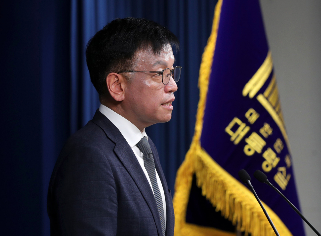 최상목 경제수석이 23일 오후 서울 용산 대통령실 청사에서 제1차 수출전략회의 및 일론 머스크 테슬라·스페이스X CEO 화상면담 결과 등에 대해 브리핑을 하고 있다. [연합]