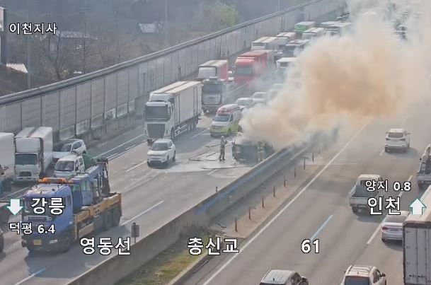 23일 오후 1시 30분께 경기 용인시 영동고속도로 강릉 방향 양지IC 부근에서 3중 추돌 사고가 나 5명의 사상자가 발생했다. 사고 현장 모습. [경기소방재난본부]