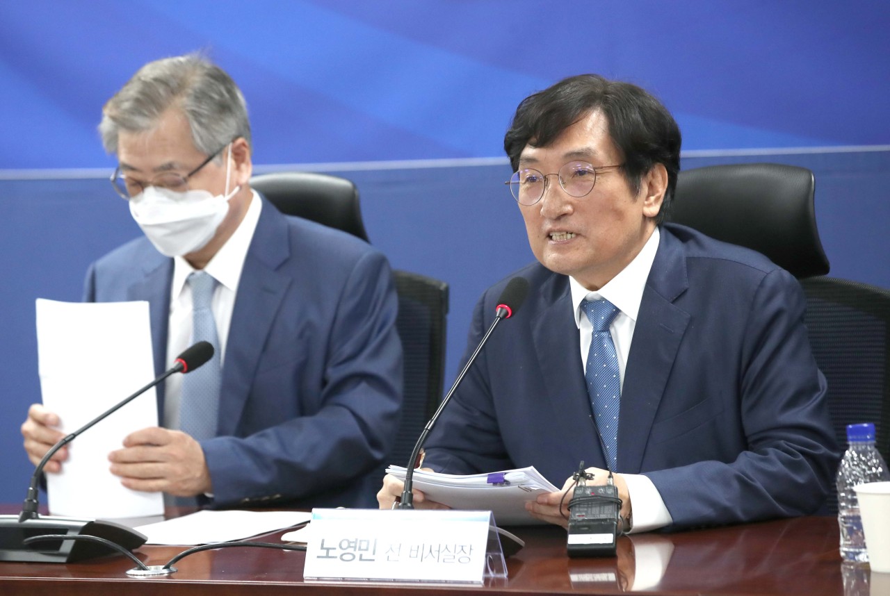 Former ranking officials of the Moon Jae-in government hold a press conference at the National Assembly in Seoul on Oct. 27, 2022, denouncing as "suppression on the opposition party" the ongoing probe by the prosecution into a South Korean official's death by North Korean soldiers while drifting in waters in the West Sea in September 2020 and the Moon government's forced deportation of two North Koreans to their home country in November 2019. From left are former National Security Adviser Suh Hoon and former chief presidential secretary Noh Young-min. (Lee Sang-sub/The Korea Herald)