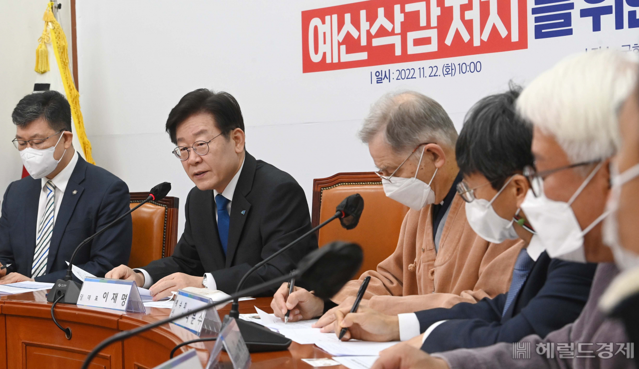 이재명 더불어민주당 대표가 지난 22일 국회에서 열린 공공임대주택 예산삭감 저지를 위한 간담회에 참석해 발언하고 있다. 이상섭 기자