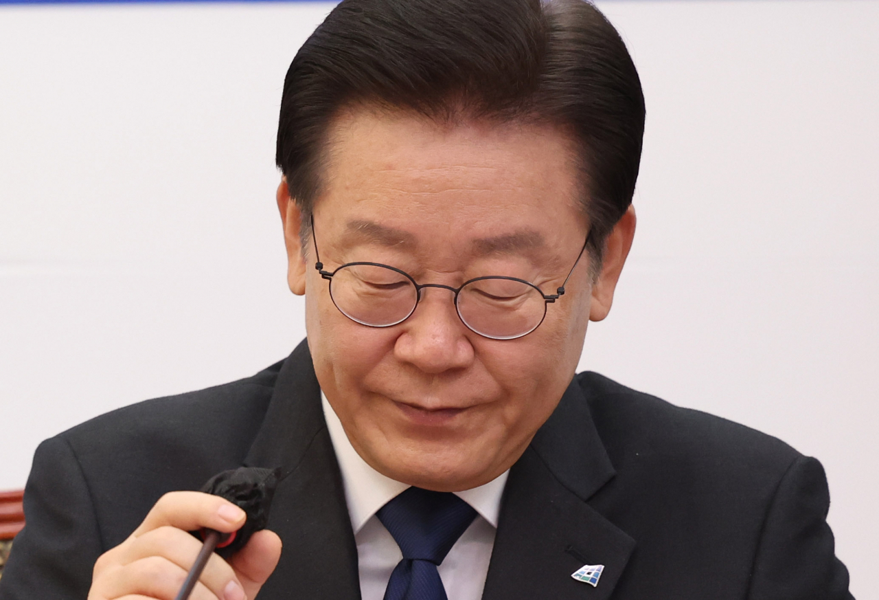 더불어민주당 이재명 대표가 23일 오후 국회에서 열린 더불어민주당·대한노인회중앙회 정책협약식에서 인사말을 마치며 마이크를 정리하고 있다. [연합]