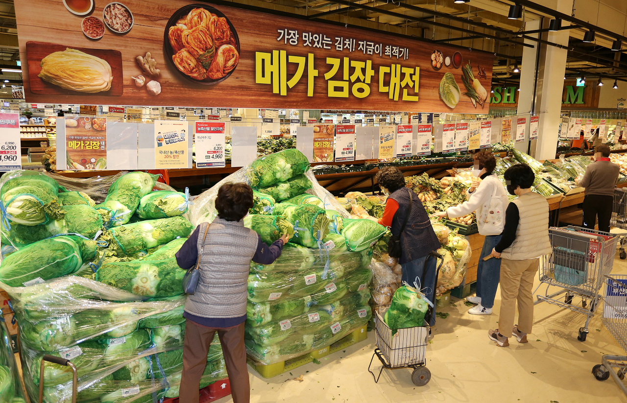 23일 메가마트 부산 동래점에서 고객이 김장 채소류를 고르고 있다. [연합]