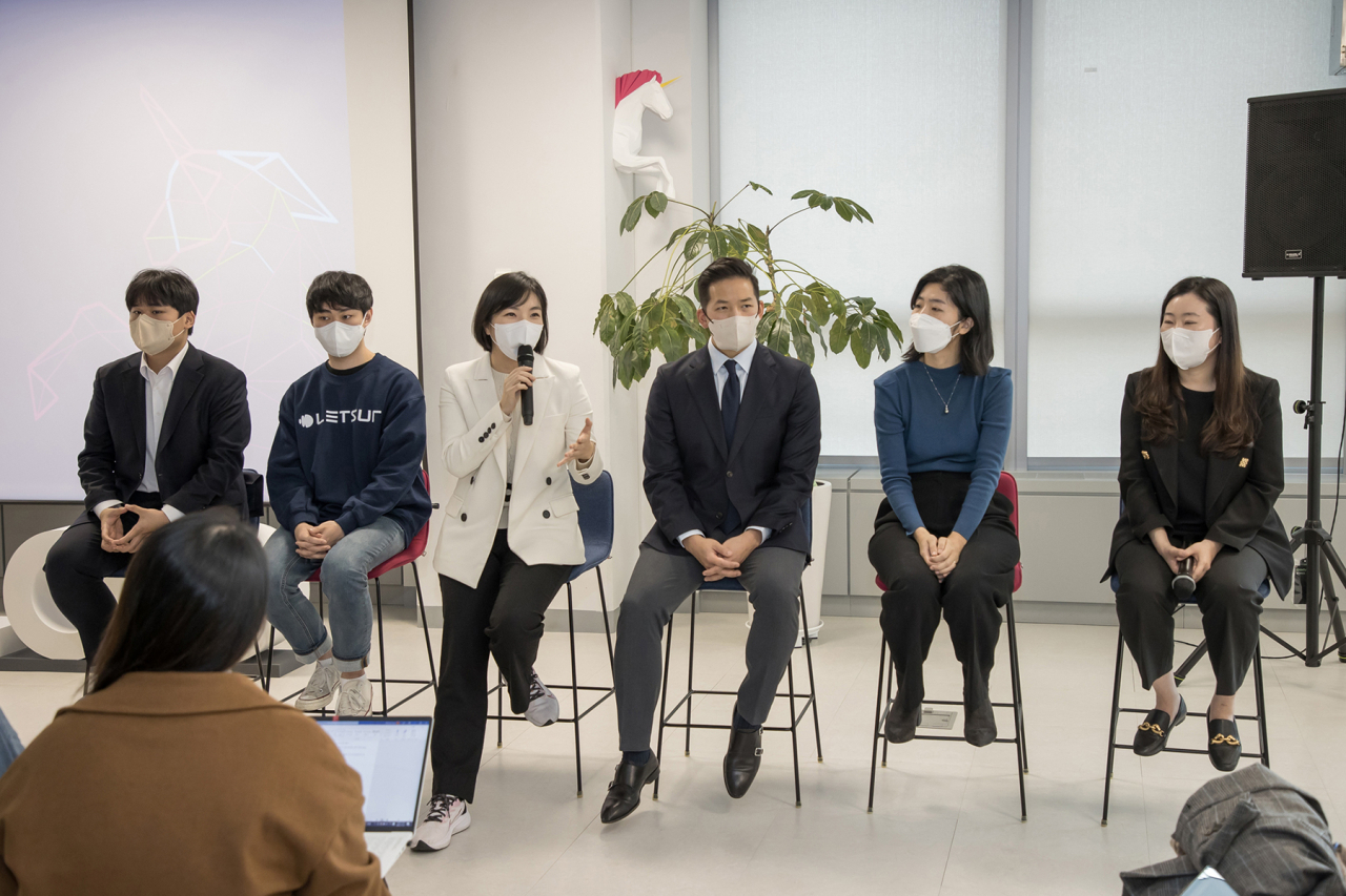 지난 22일 서울 서초구 삼성전자 서울R&D캠퍼스에서 열린 C랩 미디어데이 당시 C랩 아웃사이드 4기 주요 스타트업들이 발표하는 모습.[삼성전자 제공]
