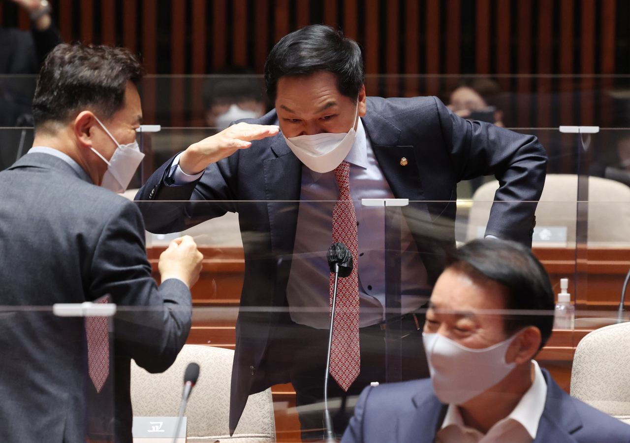 국민의힘 김기현 의원이 21일 오전 국회에서 열린 의원총회에 참석하며 의원들과 인사를 나누고 있다. [연합]