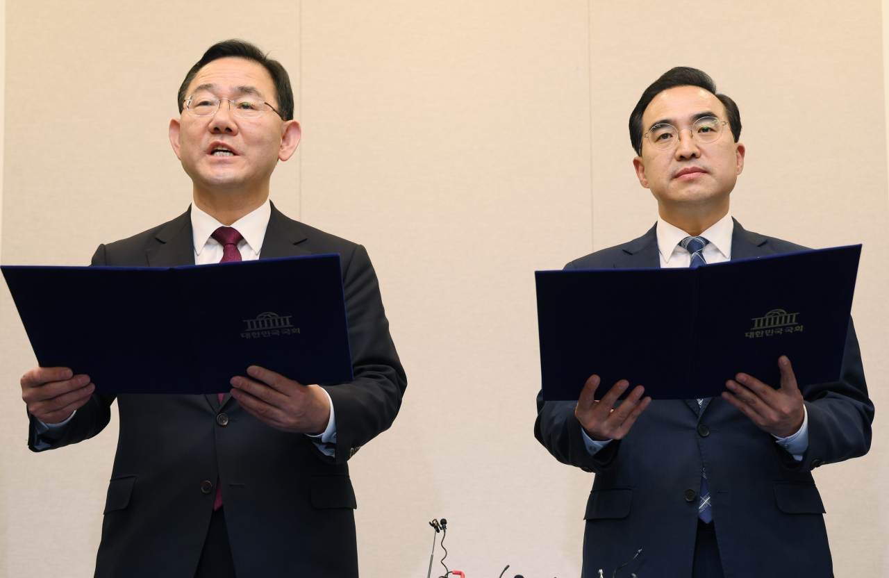 주호영 국민의힘·박홍근 더불어민주당 원내대표가 23일 오후 국회에서 기자회견을 열고 '이태원 참사' 국정조사 실시에 대한 여야 합의문을 발표하고 있다. [연합]