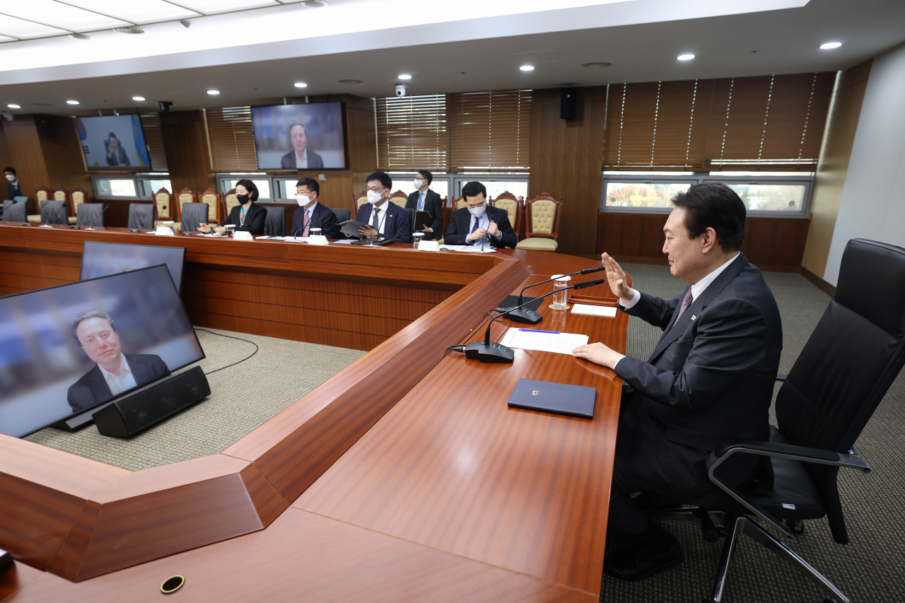 윤석열 대통령이 23일 서울 용산 대통령실 청사에서 화상으로 테슬라 최고경영자(CEO) 일론 머스크를 접견한 뒤 작별인사를 하고 있다. [연합]