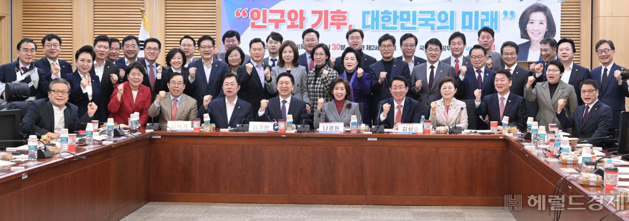 24일 오전 서울 여의도 국회의원회관에서 열린 '새로운미래 혁신24'에서 국민의힘 김기현 의원을 비롯한 참석자들이 기념촬영을 하고 있다 . 이상섭 기자