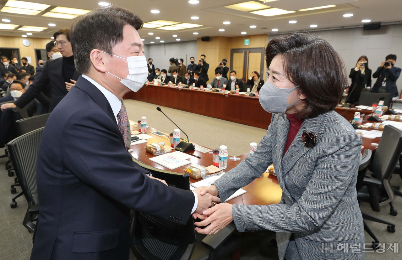 지난 24일 오전 서울 여의도 국회의원회관에서 열린 '새로운미래 혁신24'에서 국민의힘 안철수 의원과 나경원 저출산고령사회위원회 부위원장 겸 외교부 기후환경대사가 악수를 하고 있다. [사진=이상섭 기자]