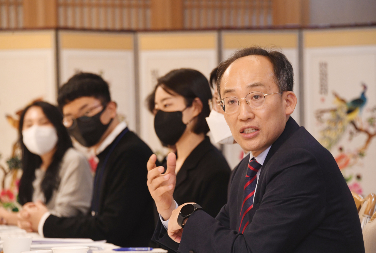 앞으로 증권사가 배출권을 위탁 받아 거래할 수 있게 되고, 배출권에 대한 부가가치세 면제 일몰기한도 3년 연장된다.추경호 부총리 겸 기획재정부 장관은 24일 오전 서울 종로구 한국무역보험공사에서 열린 제16차 배출권 할당위원회에서 배출권 거래제 개선안을 공개하고 이같이 밝혔다. 사진은 지난 22일 정부서울청사에서 열린 '제1기 기획재정부 2030 자문단 발대식'에서 환영사 하고 있는 추 부총리. [연합]