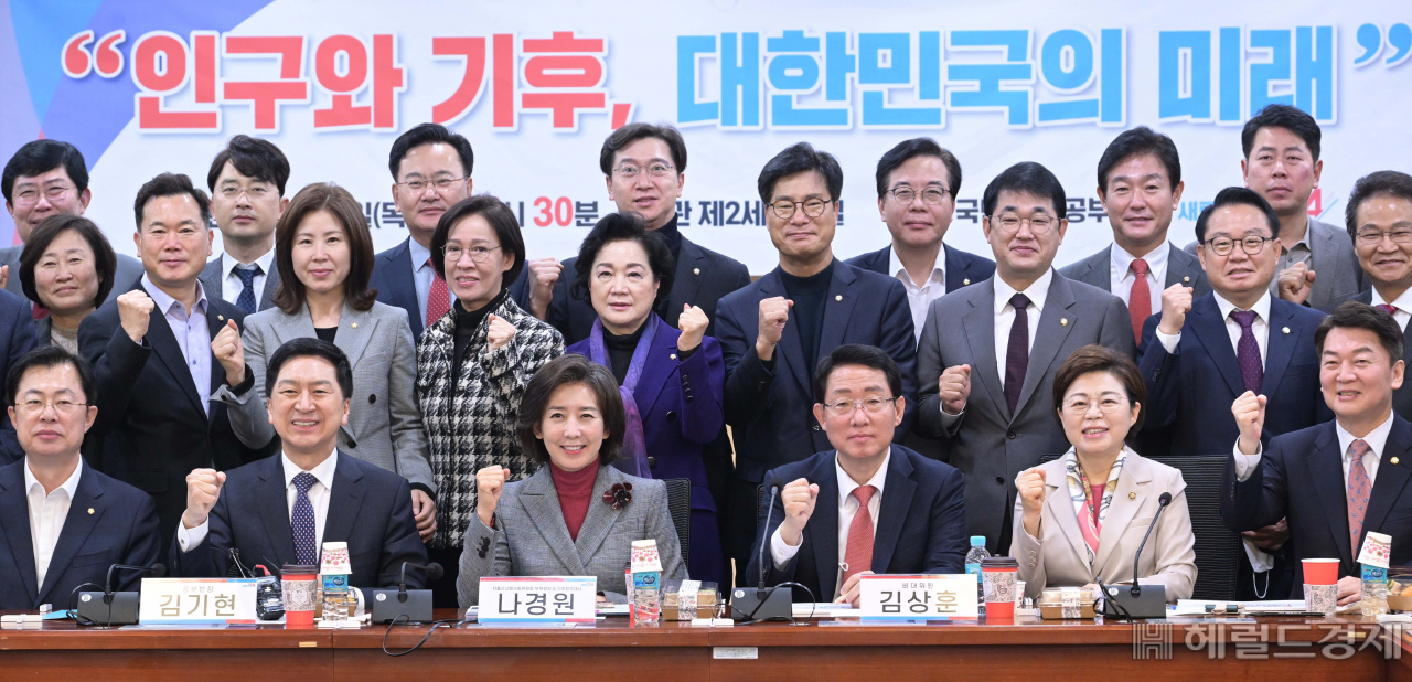 24일 오전 서울 여의도 국회의원회관에서 열린 '새로운미래 혁신24'에서 국민의힘 김기현 의원을 비롯한 참석자들이 기념촬영을 하고 있다 . 이상섭 기자