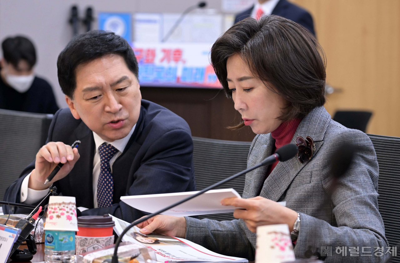 지난 24일 오전 서울 여의도 국회의원회관에서 열린 국민의힘 김기현 의원 공부모임인 '새로운미래 혁신24'에서 김기현 의원과 나경원 저출산고령사회위원회 부위원장 겸 외교부 기후환경대사가 대화를 하고 있다. [사진=이상섭 기자]