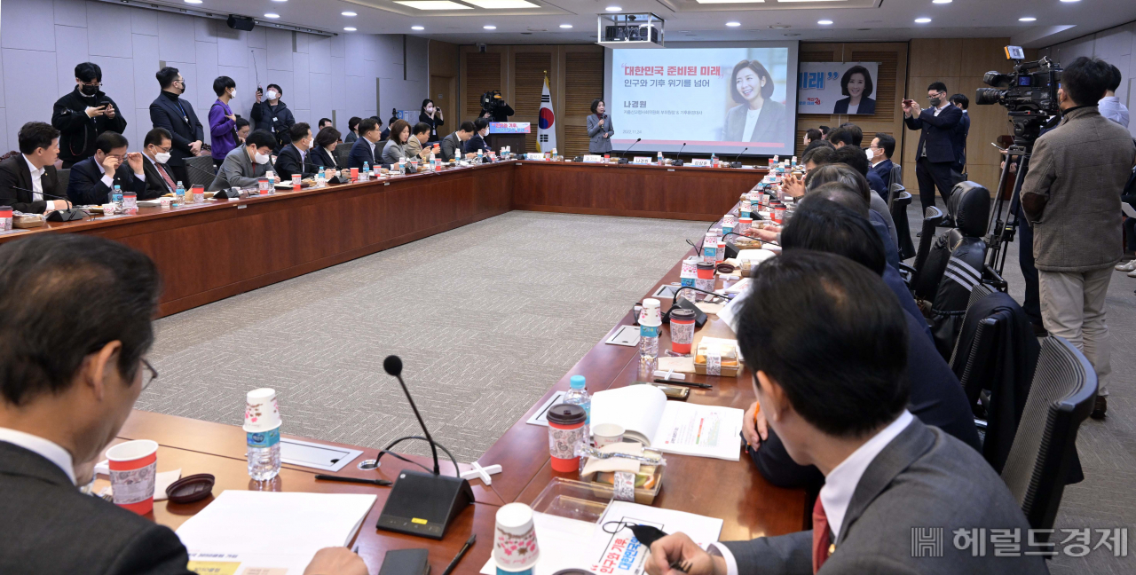 24일 오전 서울 여의도 국회의원회관에서 열린 국민의힘 김기현의원 공부모임 '새로운미래 혁신24'에서 나경원 대통령직속 저출산고령사회위원회 부위원장 겸 기후환경대사가 강연을 하고 있다. 이상섭 기자
