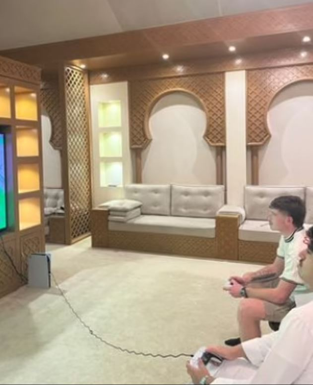 잉글랜드 축구팬 알렉스 설리번과 그의 아버지, 친구 존이 카타르 왕족의 집에 초대받아 즐거운 시간을 보내는 모습. [데일리메일 홈페이지 캡처]