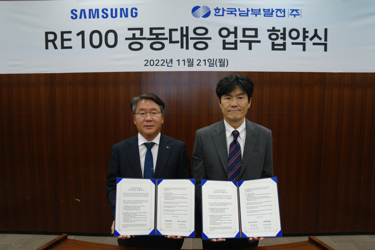 남석우 삼성전자 DS부문 CSO 및 글로벌 제조&인프라총괄 부사장(오른쪽)이 지난 21일 이승우 한국남부발전 사장과 ‘RE100 공동대응 상호협력 업무협약’을 맺고 기념촬영을 하고 있다.[삼성전자 제공]