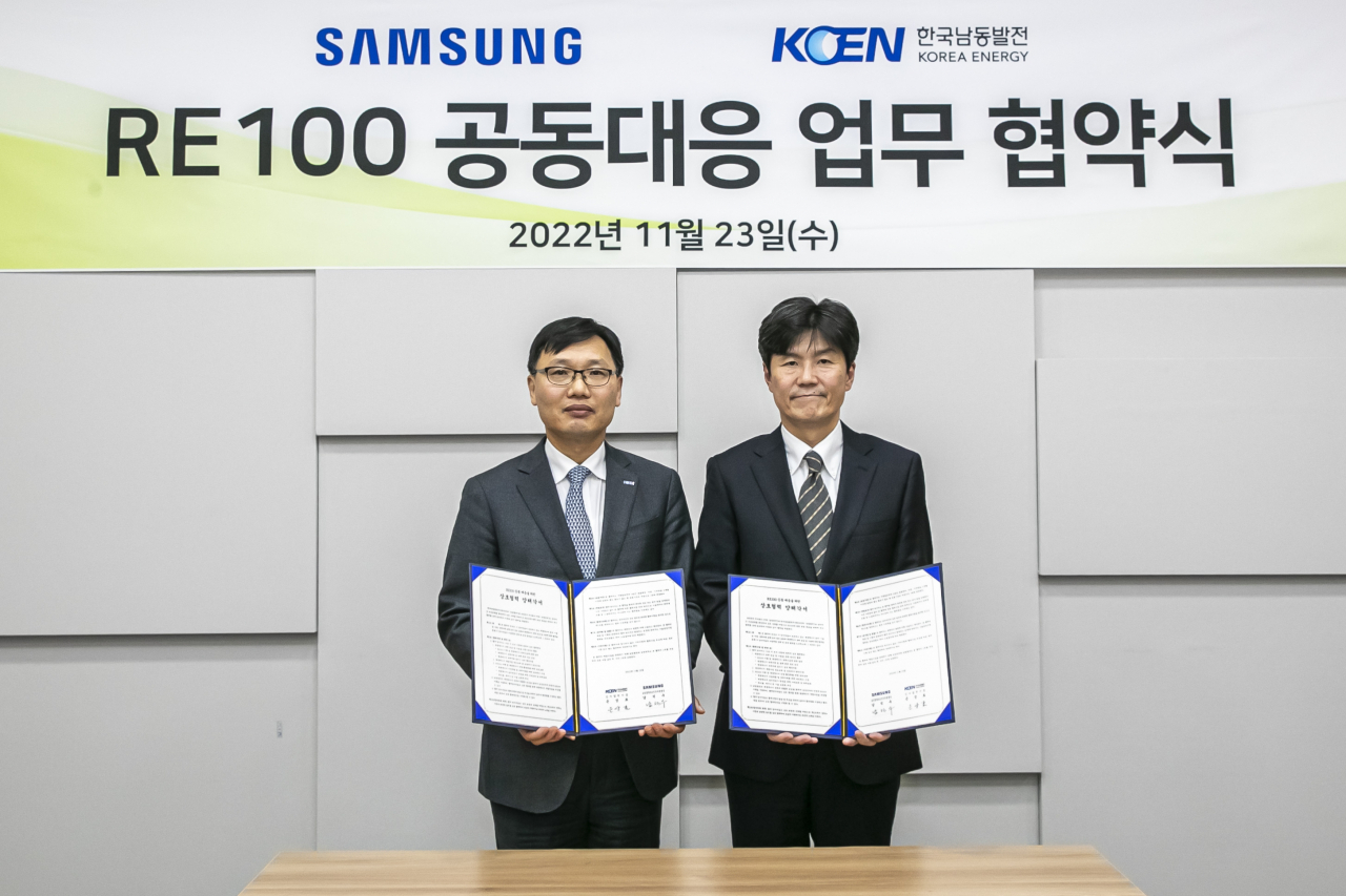 남석우 삼성전자 DS부문 CSO 및 글로벌 제조&인프라총괄 사장(오른쪽)이 지난 23일 은상표 한국남동발전 부사장과 ‘RE100 공동 대응을 위한 상호협력 양해각서’를 체결하고 기념촬영을 하고 있다.[삼성전자 제공]