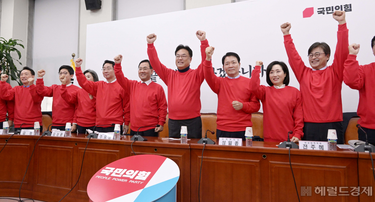 정진석 국민의힘 비상대책위원장, 주호영 원내대표가 24일 오전 서울 여의도 국회에서 열린 비상대책위원회의에 앞서 2022 카타르 월드컵 첫 경기에 나서는 대한민국 대표팀을 응원하고 있다. 이상섭 기자