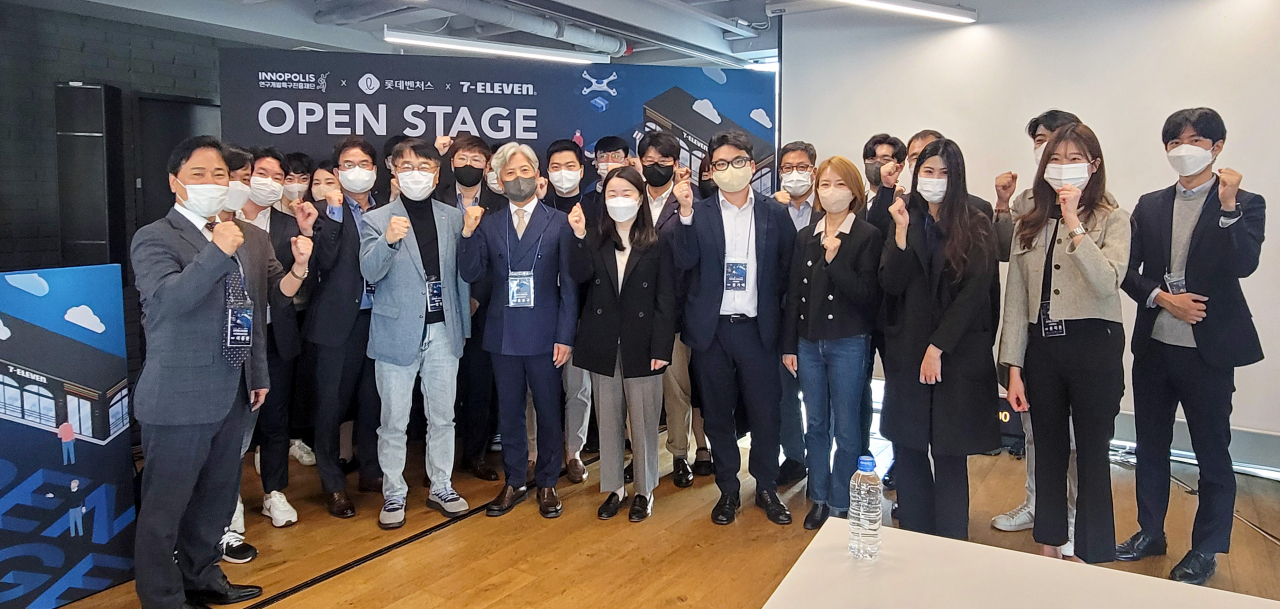 세븐일레븐이 진행한 편의점 유통플랫폼 혁신 오픈스테이지에서는 총 4개 분야(무인기술·자동화 편의점/온라인·이커머스/ESG/신규 공동 사업 제안)에 30여 개 기업이 참여, 서류 심사를 통과한 10개 혁신기업이 열띤 경연을 펼쳤다. 최종적으로 테라블록, 블링커스 2개의 혁신 기업이 선정됐다. 오픈스테이지 기념 사진.[세븐일레븐 제공]