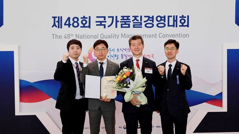 지난 23일 일산 킨텍스에서 김종대 부사장〈왼쪽에서 세번째〉이 ‘2022 국가품질경영대회 대통령상’을 수상한 뒤 직원들과 기념촬영을 하고 있다.