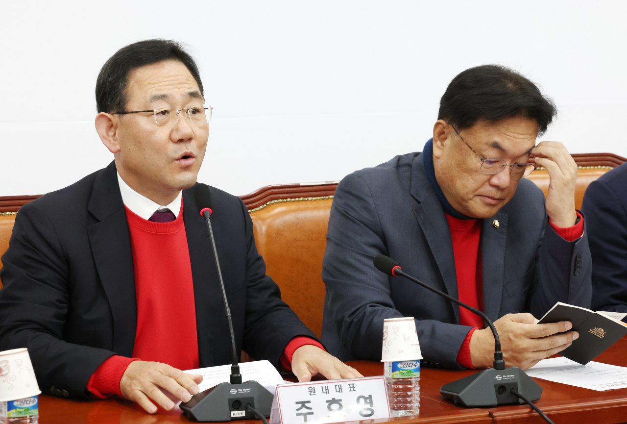 국민의힘 주호영 원내대표가 24일 오전 국회에서 열린 비상대책위원회의에서 발언하고 있다. 오른쪽은 정진석 비대위원장. [연합]