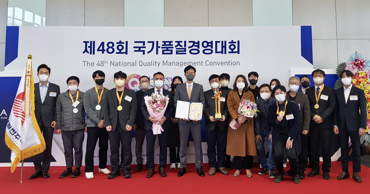한국동서발전이 산업통상자원부 국가기술표준원이 주최한 ‘제48회 국가품질경영대회’에서 최고 권위의 국가품질대상을 수상하고 있다. [사진=한국동서발전]