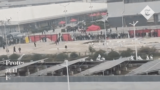 중국 허난성 장저우시에 있는 폭스콘 공장에서 23일(현지시간) 노동자들이 방역요원들을 피해 탈출을 시도하고 있다. [텔레그래프 유튜브채널]