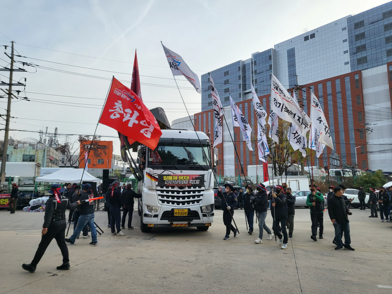 민주노총 공공운수노조 화물연대가 화물차 안전운임제 확대와 운송료 인상을 요구하며 무기한 총파업에 돌입한 24일 오전 9시 경기도 의왕시 내륙컨테이너기지(ICD)에서 조합원들이 총파업 출정식을 준비하고 있다. 박혜원 기자