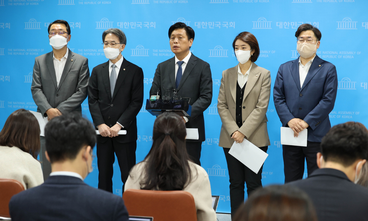 국회 과방위 더불어민주당 간사인 조승래 의원 등 민주당 과방위 소속 의원들이 24일 국회 소통관에서 공영방송 독립성과 중립성을 위한 방송법 개정을 추진하는 기자회견을 마친 뒤 취재진의 질문에 답변하고 있다. [연합]