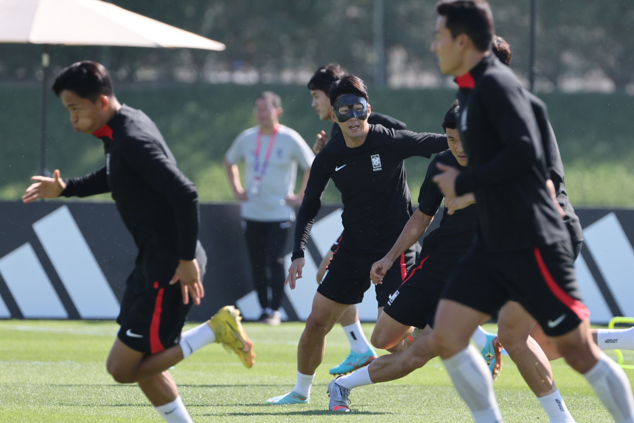 축구대표팀의 손흥민 등 선수들이 2022 카타르 월드컵 조별리그 첫 경기 우루과이전을 하루 앞둔 23일 오전(현지시간) 카타르 도하 알에글라 훈련장에서 열린 공식훈련에서 러닝을 하며 몸을 풀고 있다. [연합]