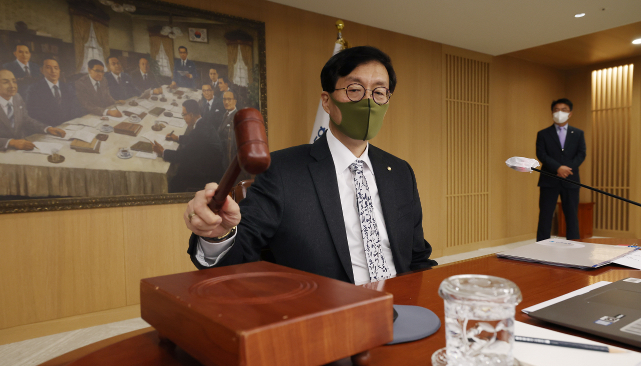 이창용 한국은행 총재가 24일 서울 중구 한국은행에서 열린 금융통화위원회 본회의에서 의사봉을 두드리고 있다. [연합]