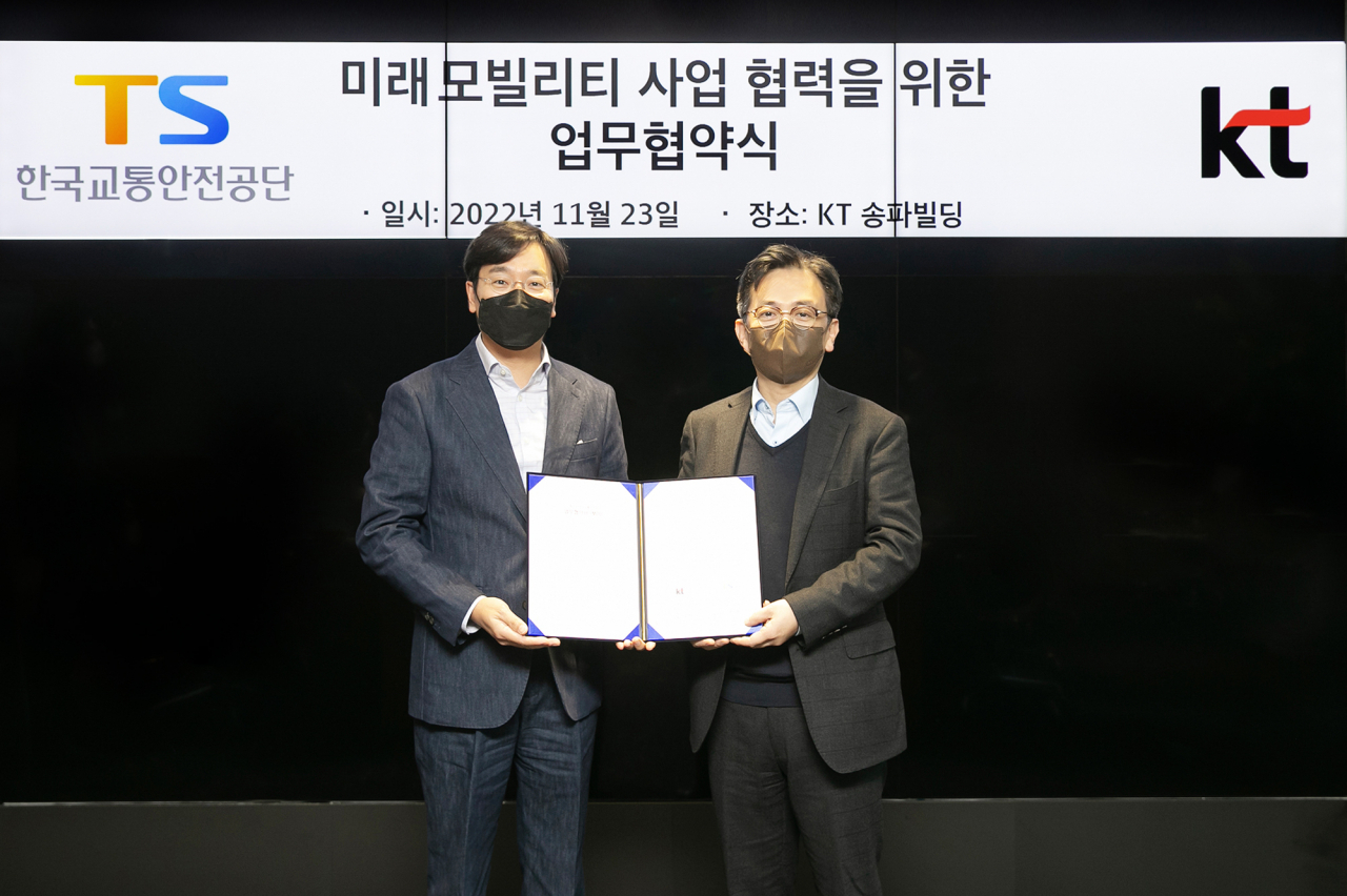 미래 모빌리티 사업 협력을 위한 업무협약식에서 기념 촬영 중인 최강림(왼쪽) KT AI 모빌리티 사업단장과 한정헌 한국교통안전공단 미래모빌리티추진단장. [KT 제공]