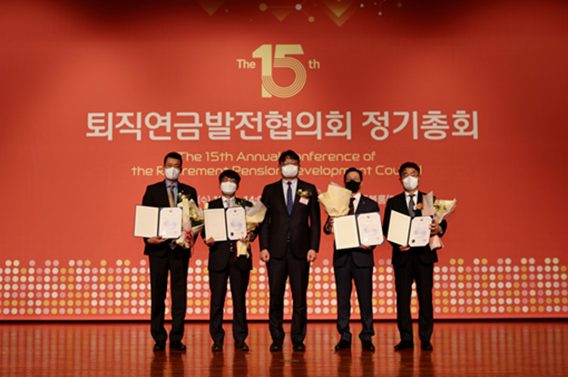 푸본현대생명은 11월23일 여의도 63빌딩에서 개최된 퇴직연금발전협의회 정기총회에서 ‘2022년 우수 퇴직연금 사업자’로 선정되어, 특별상을 수상했다.권기섭 고용노동부 차관(좌측에서 세번째), 이재원 푸본현대생명 사장(좌측에서 첫번째)