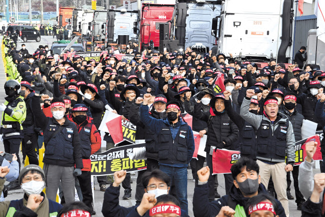 민주노총 공공운수노조 화물연대본부가 24일 0시를 기해 무기한 총파업에 돌입한 가운데 이날 경기도 의왕시 의왕ICD 오거리에서 화물연대 노조원들이 파업 출정식에 참석하고 있다. 의왕=임세준 기자