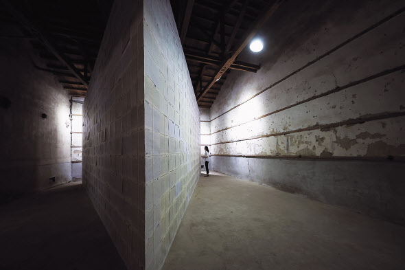 조덕현, & diary, 2022, copied diary sheets on triangle wood structure, 430 x 800 cm(2 sides), and 430 x 750 cm(one side) [PKM갤러리 제공]