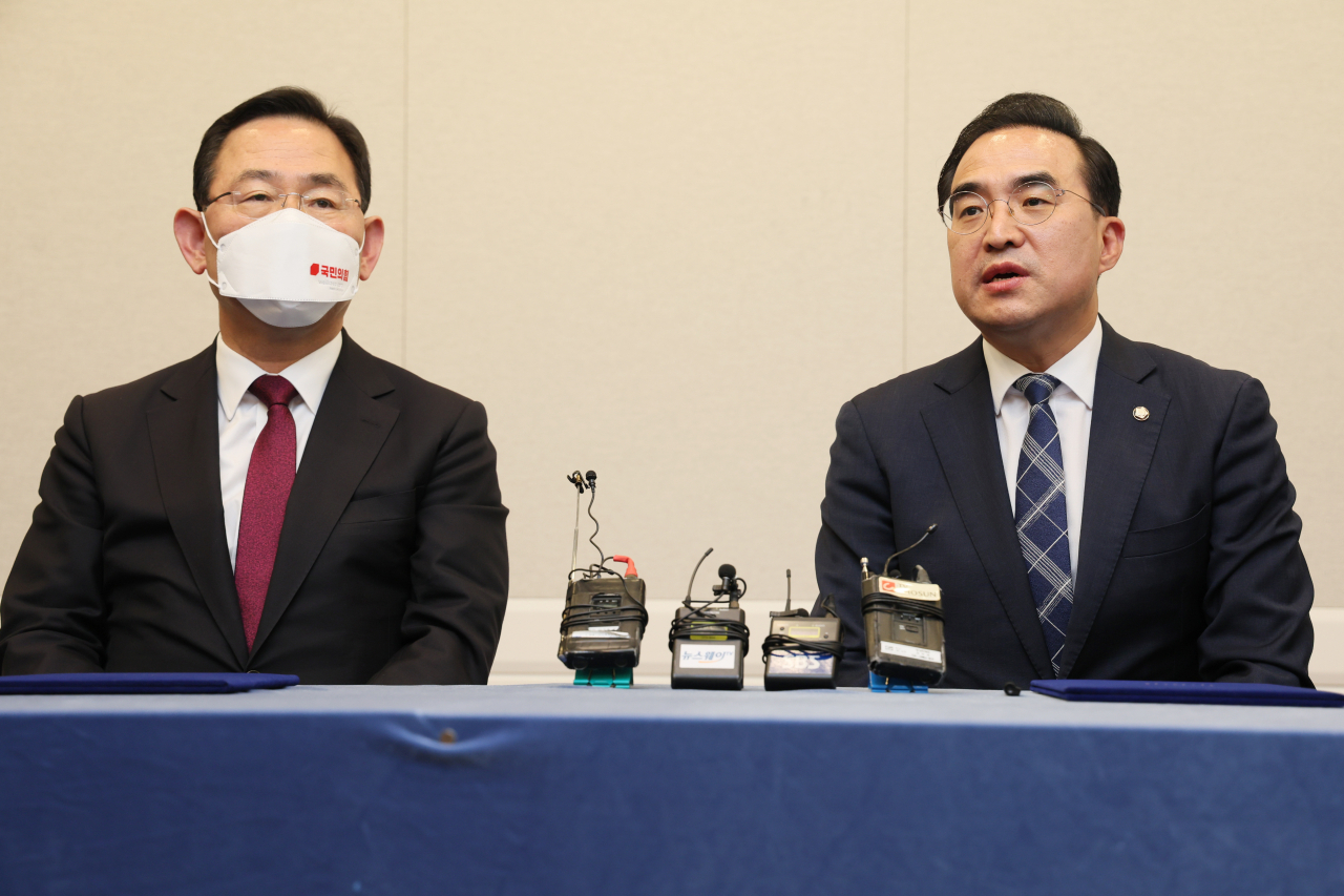 박홍근 더불어민주당 원내대표가 23일 오후 국회에서 열린 기자회견에서 '이태원 참사' 국정조사 실시에 대한 여야 합의 내용을 밝히고 있다. 왼쪽은 주호영 국민의힘 원내대표. [연합]
