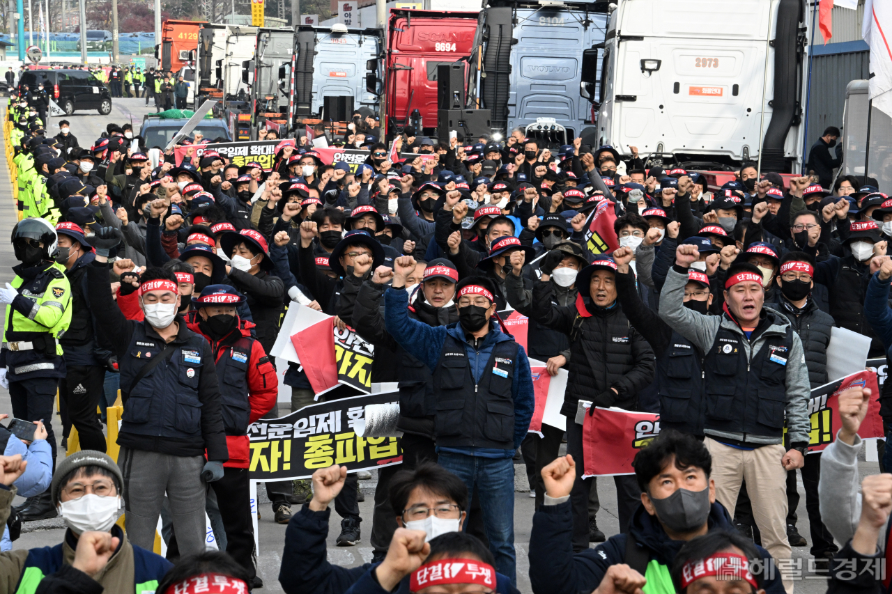 민주노총 공공운수노조 화물연대본부가 24일 0시를 기해 무기한 총파업에 돌입한 가운데 이날 경기도 의왕시 의왕ICD 오거리에서 화물연대 노조원들이 파업 출정식에 참석하고 있다. 의왕=임세준 기자
