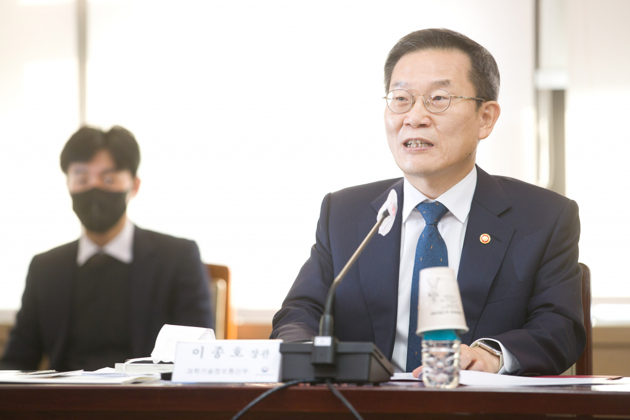 이종호 과학기술정보통신부 장관이 24일 오전 서울 종로구 정부서울청사 본관 대회의실에서 열린 '제15차 정보통신전략위원회'에 참석해 인사말을 하고 있다. [과학기술정보통신부 제공]