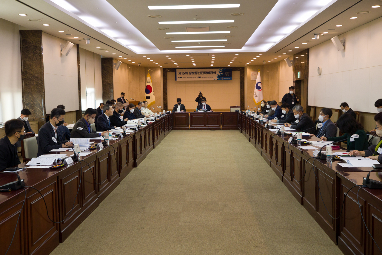 이종호 과학기술정보통신부 장관이 24일 오전 서울 종로구 정부서울청사 본관 대회의실에서 열린 '제15차 정보통신전략위원회'에 참석해 인사말을 하고 있다. [과학기술정보통신부 제공]