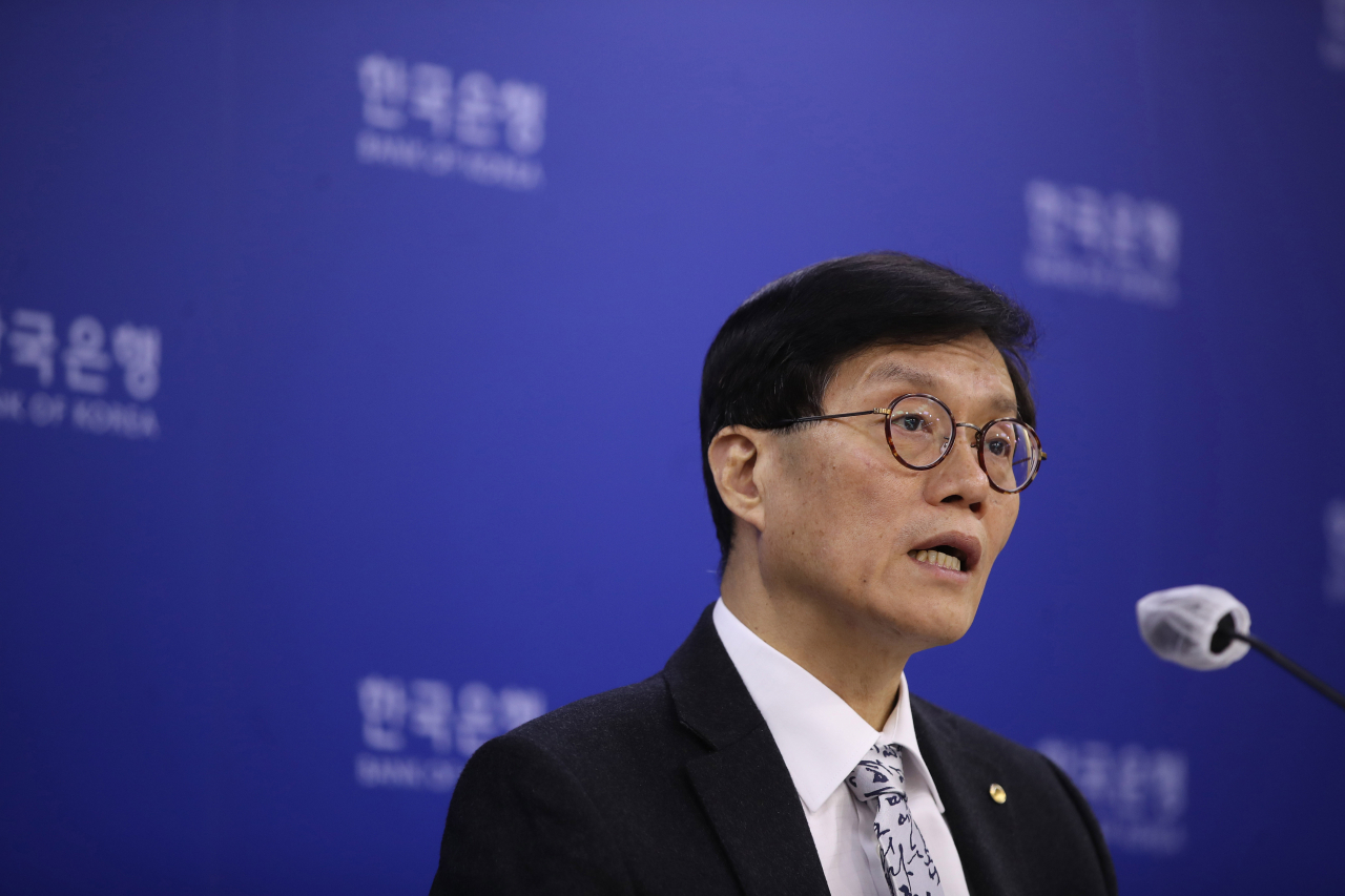 이창용 한국은행 총재가 24일 오전 서울 중구 한국은행에서 금융통화위원회 본회의를 마친 뒤 열린 기자간담회에서 통화정책방향회의 결과에 관해 설명하고 있다. 금통위는 이날 회의에서 현재 연 3.00%인 기준금리를 3.25%로 0.25%포인트 올렸다. [연합]