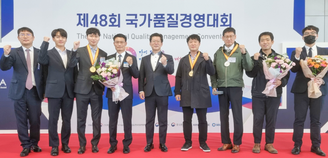 김우곤 기술안전본부장(왼쪽 다섯 번째)과 남부발전 관계자들이 23일 일산 킨텍스에서 제48회 ‘국가품질경영대회’에서 국가품질상을 수여받고 기념촬영을 하고 있다. [남부발전 제공]