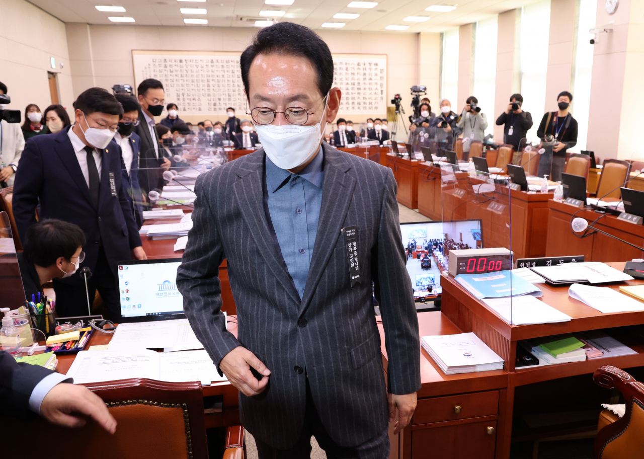 김도읍 법제사법위원장이 지난 2일 오전 국회에서 열린 법제사법위원회 전체회의에서 여야 간사간 의사 일정 합의를 요청한 뒤 퇴장하고 있다. [연합]