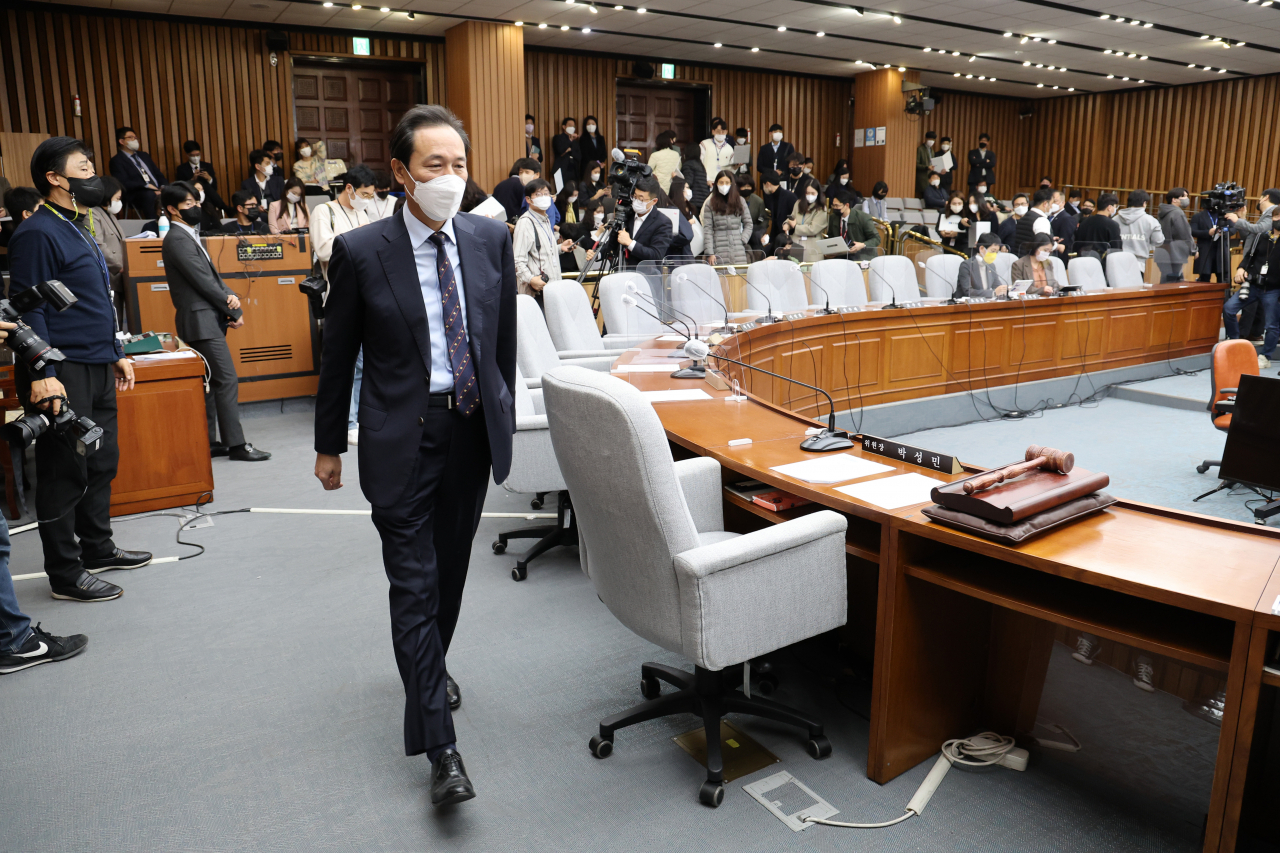 24일 오전 용산이태원참사진상규명과재발방지를 위한 국정조사특별위원 첫 회의가 열릴 예정이었던 서울 여의도 국회 회의실에 입장하는 우상호 더불어민주당 의원 뒤로 비어있는 국민의힘 의원들 좌석이 보인다. 이날 회의는 여야 합의 도출을 하지 못해 개회하지 못했다. [연합]