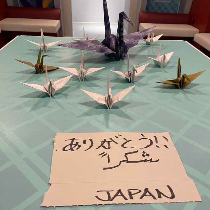 일본 대표팀이 떠나기 전 선수 대기실에 놓아 둔 종이학과 손 편지. [FIFA 트위터 계정]