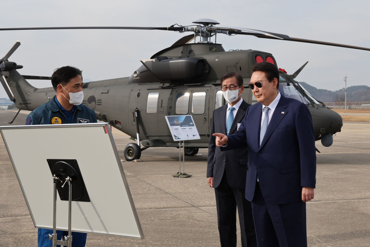 윤석열 대통령이 24일 오전 경남 사천 한국항공우주산업(KAI)을 방문해 강구영 KAI 사장과 함께 전시중인 수리온과 소형무장헬기(LAH) 등을 둘러봤다. [연합]