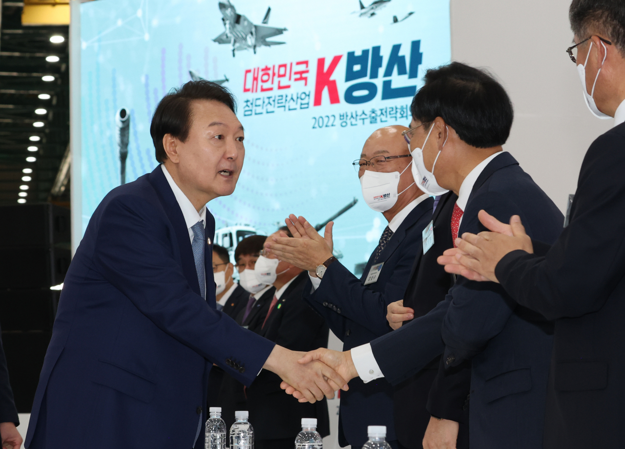 윤석열 대통령이 24일 오전 경남 사천 한국항공우주산업(KAI)에서 열린 2022 방산수출 전략회의에 참석해 방산업계 관계자들과 인사를 나누고 있다. [연합]
