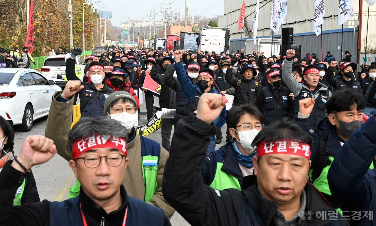 화물연대 파업이 부른 물류 대란…청약 앞둔 둔촌주공 공사 멈췄다 [부동산360]