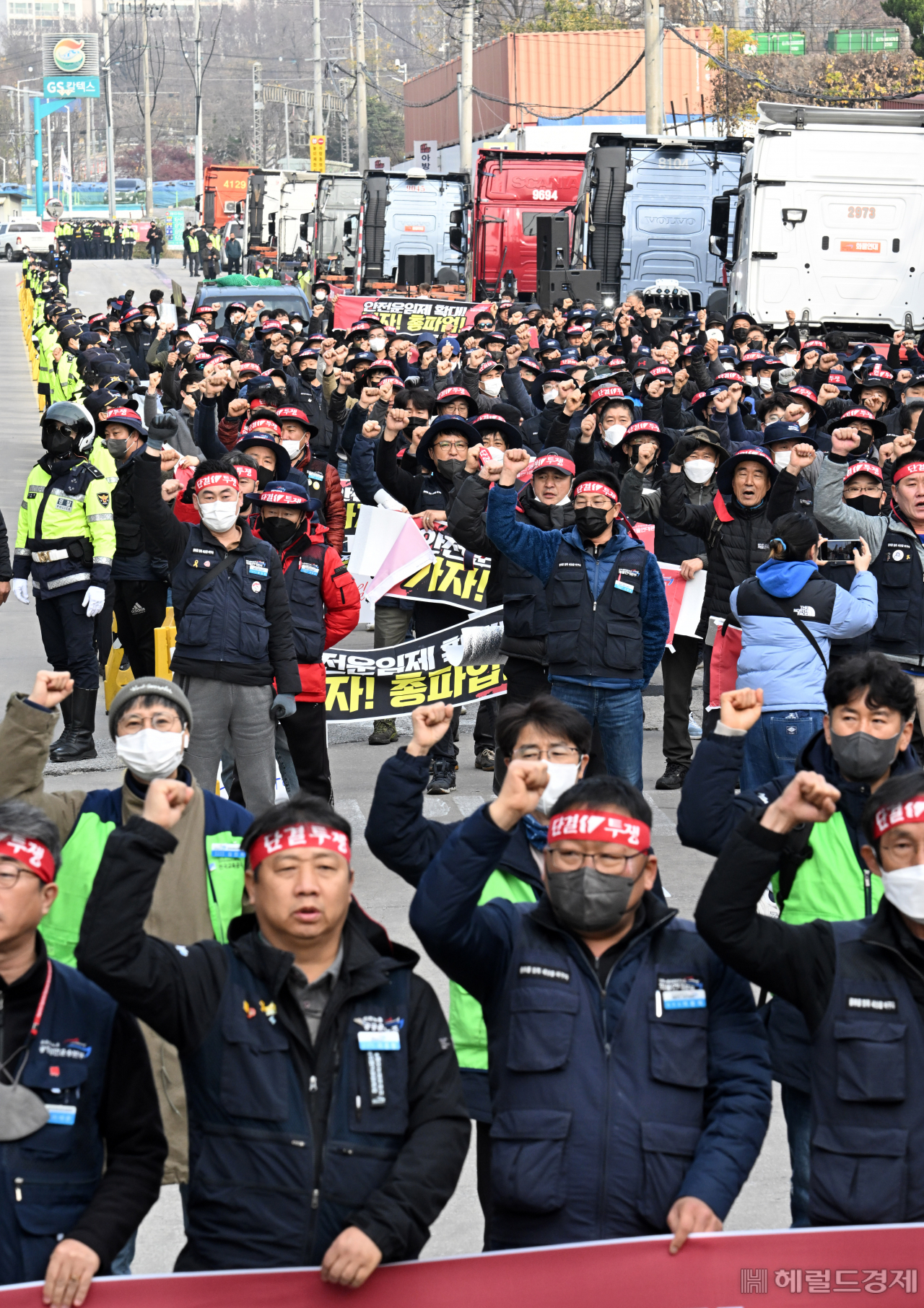 민주노총 공공운수노조 화물연대본부가 24일 0시를 기해 무기한 총파업에 돌입한 가운데 이날 경기도 의왕시 의왕ICD 오거리에서 화물연대 노조원들이 파업 출정식에 참석하고 있다. 의왕=임세준 기자