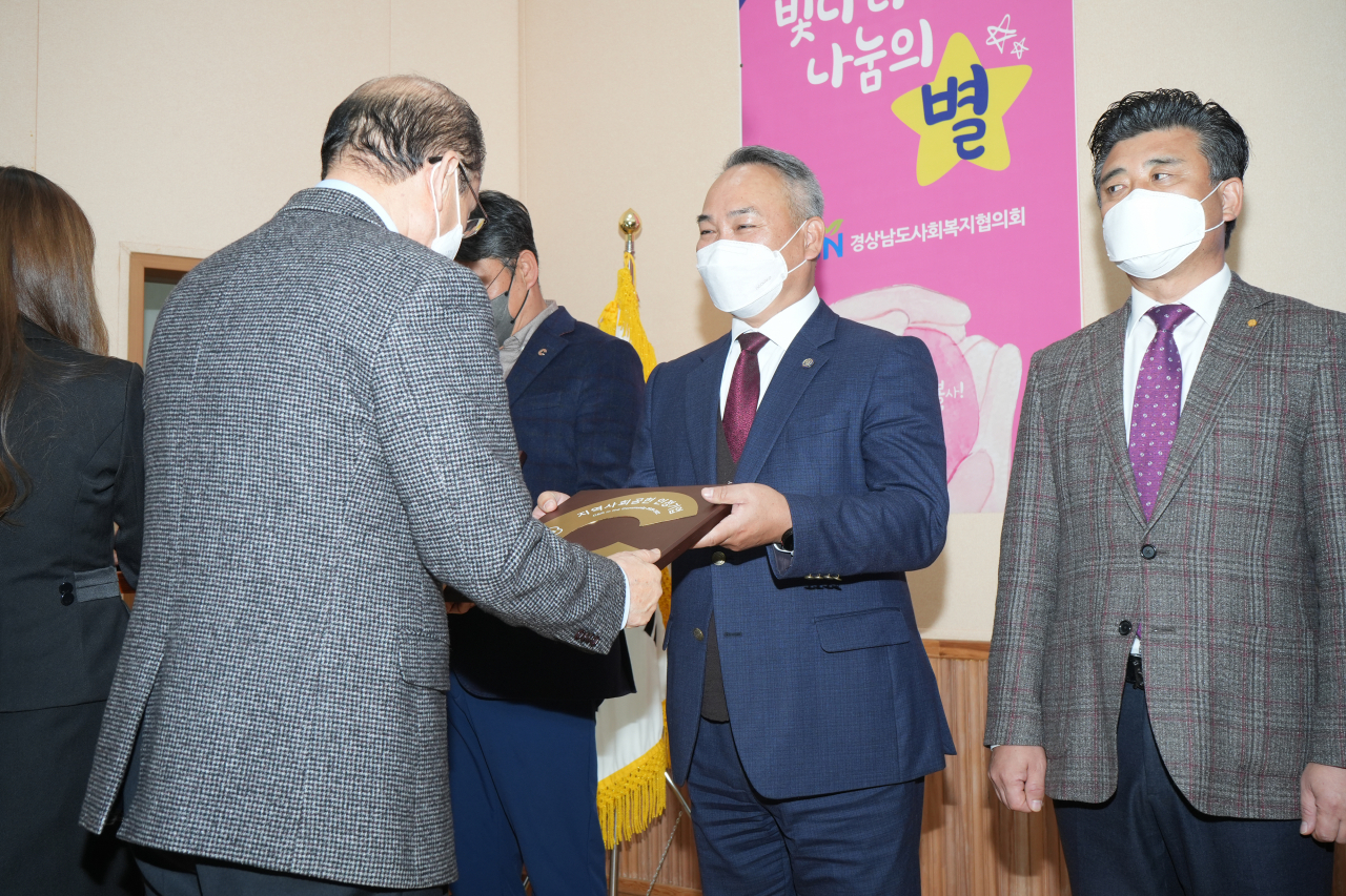 24일 경남사회복지센터에서 열린 '제11회 경상남도 나눔대회'에서 지역사회를 위한 다양한 사회공헌활동 공로를 인정받아 '2022 지역사회공헌 인정기업'으로 선정되어 박성욱 경상남도사회복지협의회 회장으로 부터 이종수 무학 사장이 인정패를 받고 있다. [무학 제공]