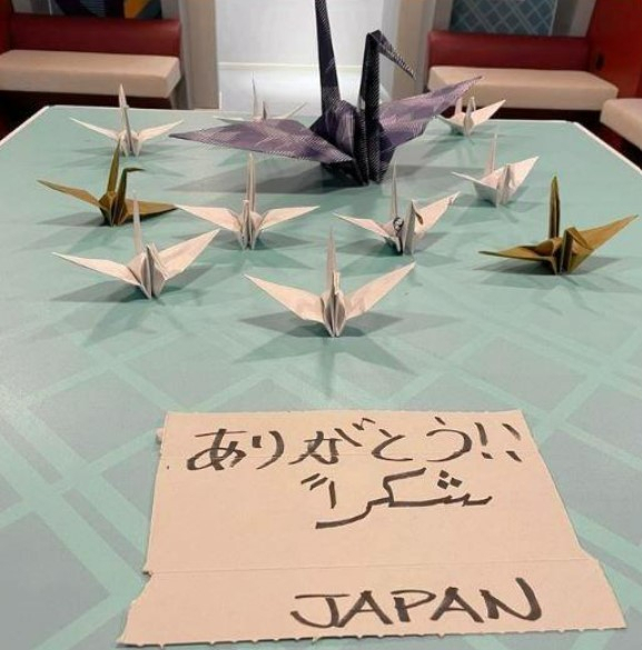 일본 대표팀이 남기고 간 종이학과 감사의 글. [FIFA 공식 트위터]