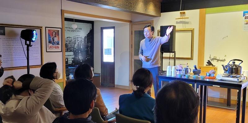 최석호 한국레저경영연구소 소장이 우리나라 최초의 서비스 커피에 대해 설명하고 있다.